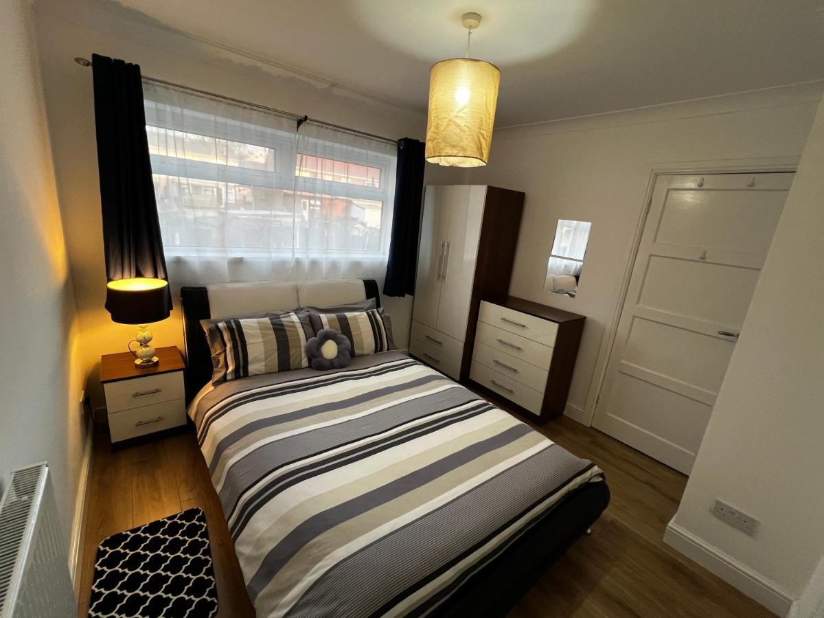 Springfield House- Near Newcastle Centre, Hospital And Keele University! Stoke-on-Trent エクステリア 写真